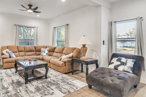 4 Mi to Dtwn St Pete! Pet-Friendly Home with Yard House in St Petersburg