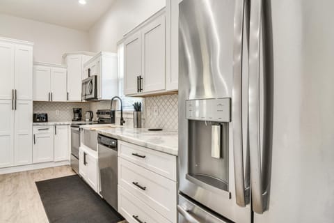 4 Mi to Dtwn St Pete! Pet-Friendly Home with Yard House in St Petersburg