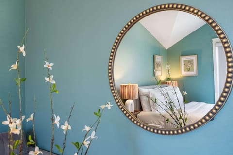 Queen Anne Secret Garden Space Needle & City Skylight View House in Queen Anne