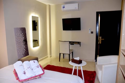 Bed, TV and multimedia, Photo of the whole room, Bedroom, towels, air conditioner