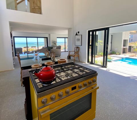 Kitchen or kitchenette, Dining area, Pool view, Swimming pool, stove