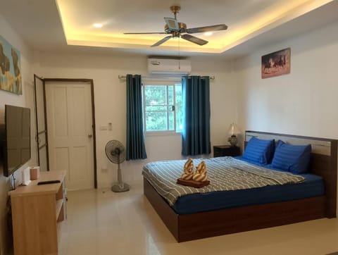 Bed, Photo of the whole room, Bedroom, air conditioner