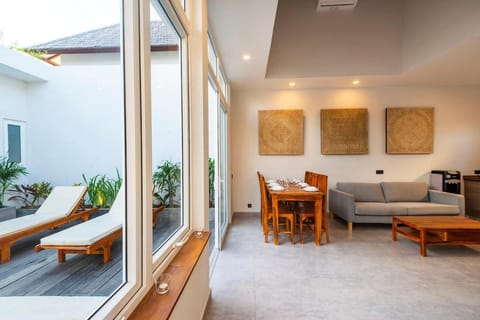 Kitchen or kitchenette, Living room, Seating area, Dining area