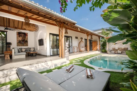 Property building, Patio, Garden, Balcony/Terrace, Garden view, Pool view, Swimming pool, Inner courtyard view, sunbed