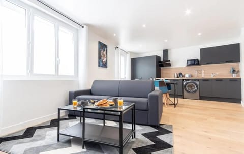 Kitchen or kitchenette, Living room, Food and drinks, Seating area, Dining area, oven, stove