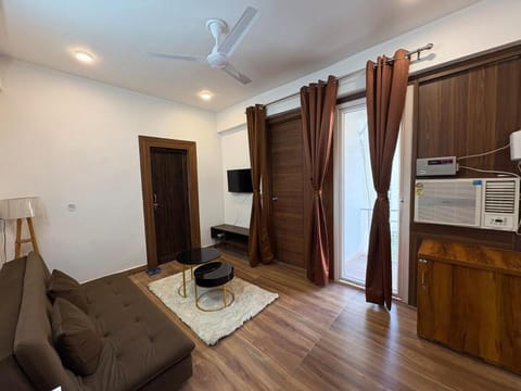 TV and multimedia, Living room, Seating area, Dining area, air conditioner
