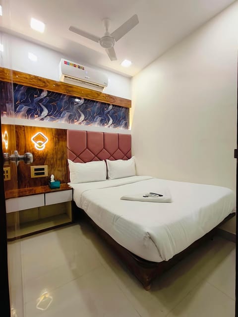 Bed, Photo of the whole room, Bedroom, fireplace, towels, air conditioner