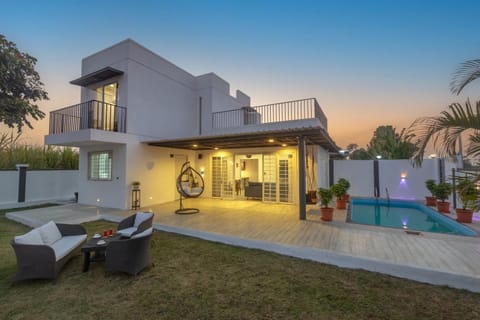 Property building, Patio, Facade/entrance, Day, Natural landscape, Garden, Garden, Garden view, Swimming pool