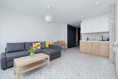 Coffee/tea facilities, Kitchen or kitchenette, Living room, Seating area, Dining area