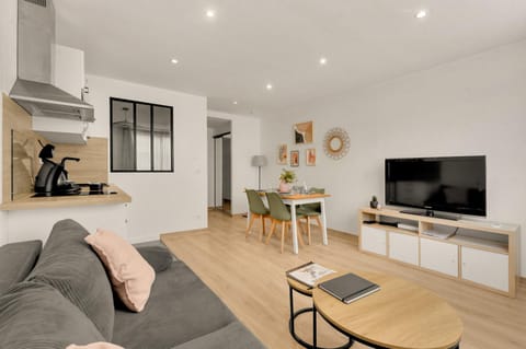 Communal lounge/ TV room, TV and multimedia, Living room, Seating area, kitchen