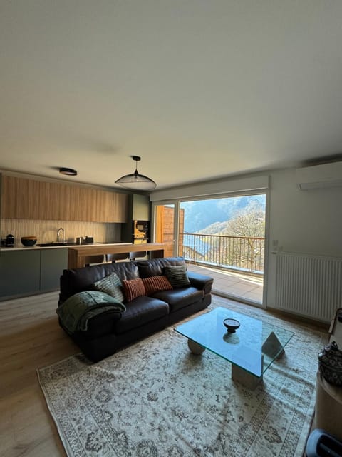 Kitchen or kitchenette, Living room, Seating area, Dining area, Mountain view