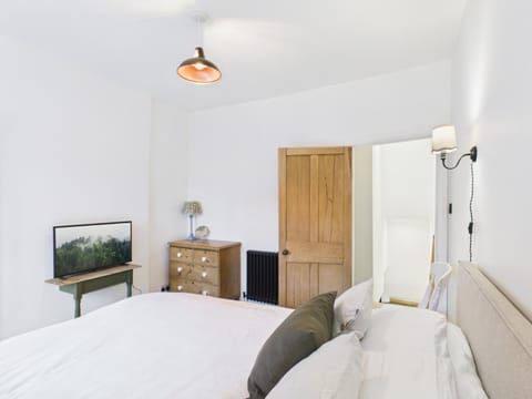 Bed, TV and multimedia, Bedroom