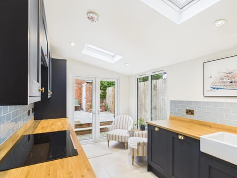 Kitchen or kitchenette, Seating area