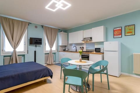 Bed, TV and multimedia, Kitchen or kitchenette, Dining area, oven, stove