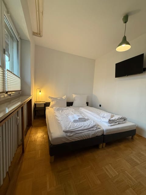 Bed, TV and multimedia, Photo of the whole room, Bedroom, towels