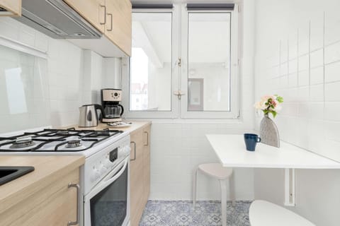 Coffee/tea facilities, Kitchen or kitchenette, Dining area, stove