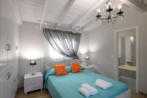 Bed, Bedroom, towels, wardrobe