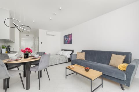 Kitchen or kitchenette, Living room, Seating area, Dining area