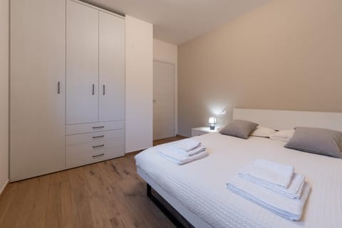 Bed, Photo of the whole room, Bedroom, towels, wardrobe