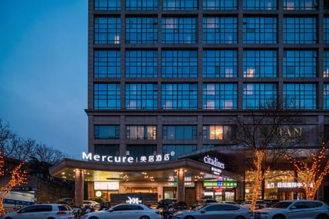 Property building, Night, City view, Location