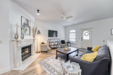 Modern 4BR Retreat with Fire Pit House in Rogers