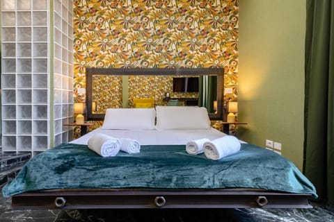 Bed, Bedroom, towels