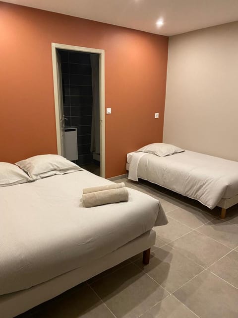 Bed, Photo of the whole room, towels