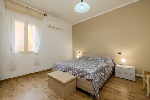 Bed, Photo of the whole room, Bedroom, air conditioner