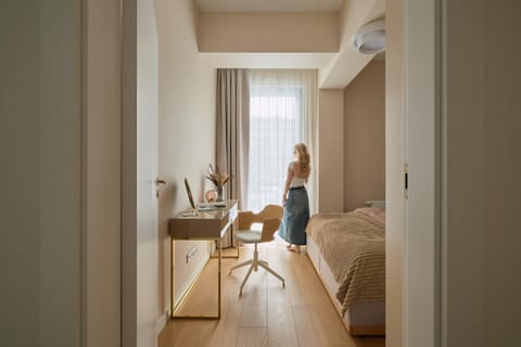 Bed, People, Photo of the whole room, Seating area, Bedroom, group of guests