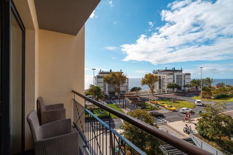 View (from property/room), Balcony/Terrace, Street view