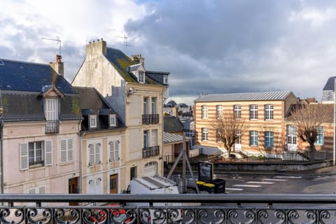 Day, Neighbourhood, City view, Street view, Location