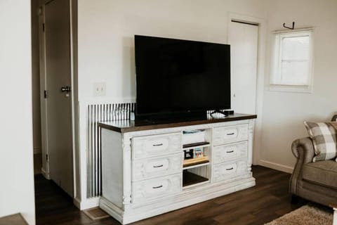 Centrally located - Perch Lake Bungalow - Hot-tub! House in Baxter