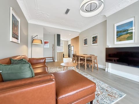 TV and multimedia, Kitchen or kitchenette, Living room, Seating area, Dining area