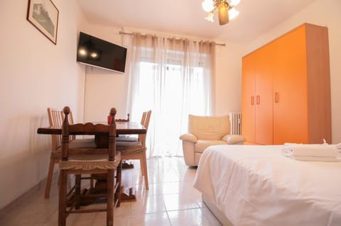 Bed, TV and multimedia, Photo of the whole room