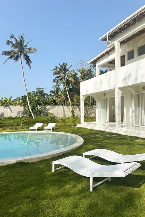 Property building, Garden, Swimming pool, Swimming pool
