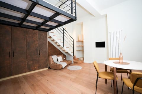 TV and multimedia, Living room, Seating area, Dining area