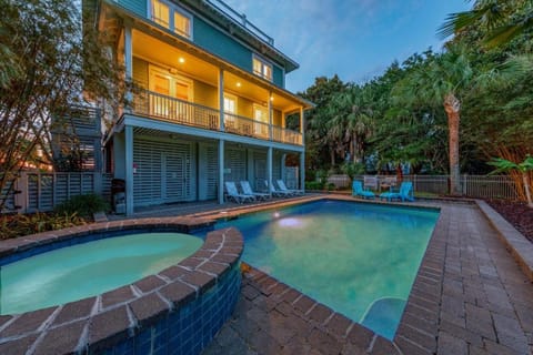 Dolphin View on Isle of Palms ~ PRIVATE POOL, ROOF TOP DECK, ELEVATOR, SPA House in Isle of Palms
