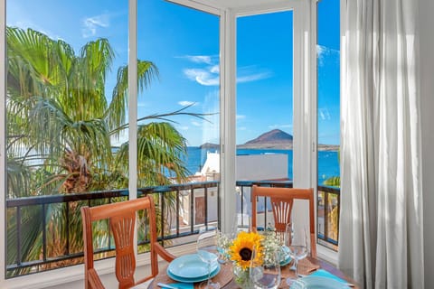 Natural landscape, View (from property/room), Balcony/Terrace, Dining area, Beach, Sea view