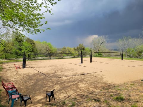 Spiker's Den-Sand Volleyball Courts-Hot Tub House in Fayetteville