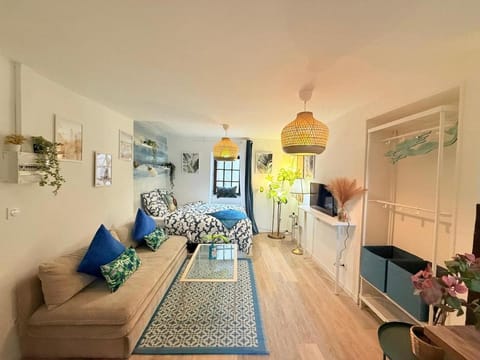 Bed, TV and multimedia, Living room, Photo of the whole room, Seating area, Bedroom