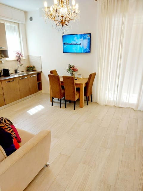 TV and multimedia, Kitchen or kitchenette, Living room, Seating area, Dining area