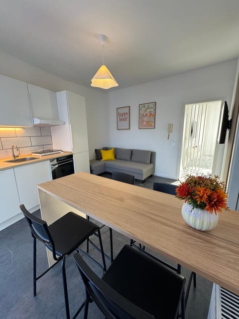 Kitchen or kitchenette, Seating area, Dining area, stove