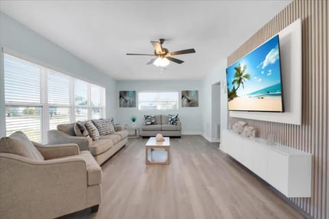 Harbo Haven - Waterfront Oasis and Heated Pool Family House in Port Charlotte