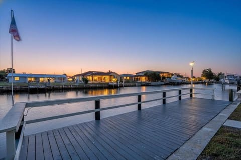 Harbo Haven - Waterfront Oasis and Heated Pool Family House in Port Charlotte