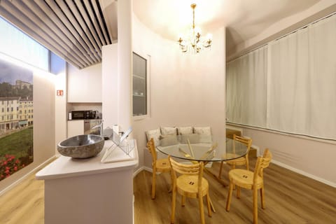 Kitchen or kitchenette, Dining area, minibar