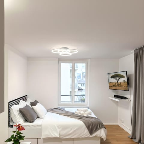 Bed, TV and multimedia, Photo of the whole room, Bedroom