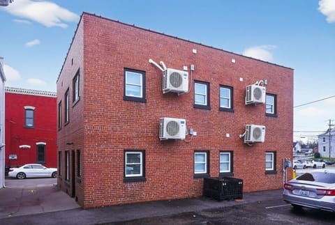 Stylish Retro Stay, Columbia House Unit D apts Apartment in Somerset