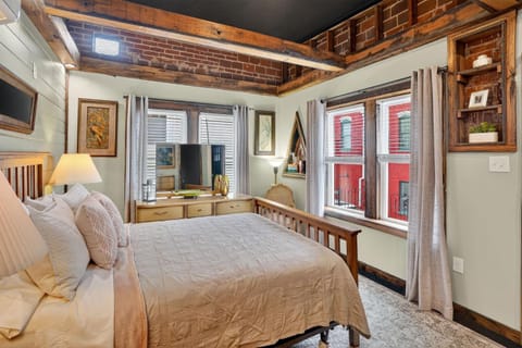 Stylish Retro Stay, Columbia House Unit D apts Apartment in Somerset