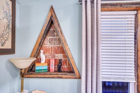 Stylish Retro Stay, Columbia House Unit D apts Apartment in Somerset