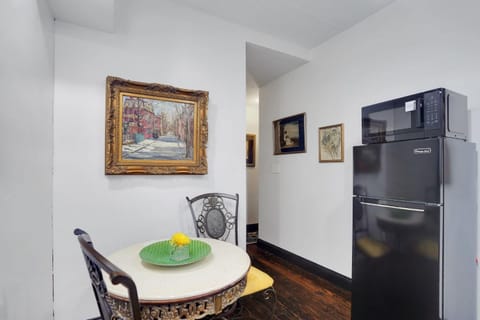 Historic 1920s Stay, Columbia House Unit A apts Apartment in Somerset